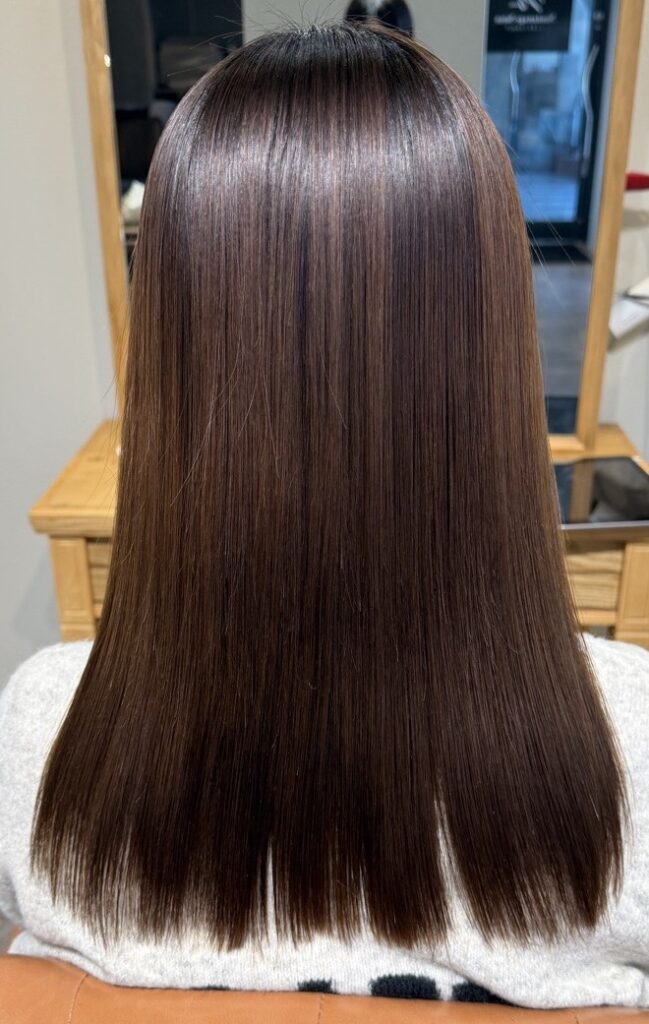ノンダメージサロン熊本で髪質改善後に全体がまとまりツヤが出た髪の仕上がり