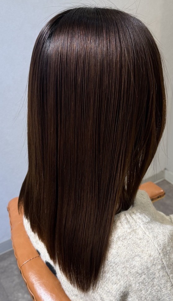 髪質改善施術後にうねりが落ち着き自然にまとまった髪の状態