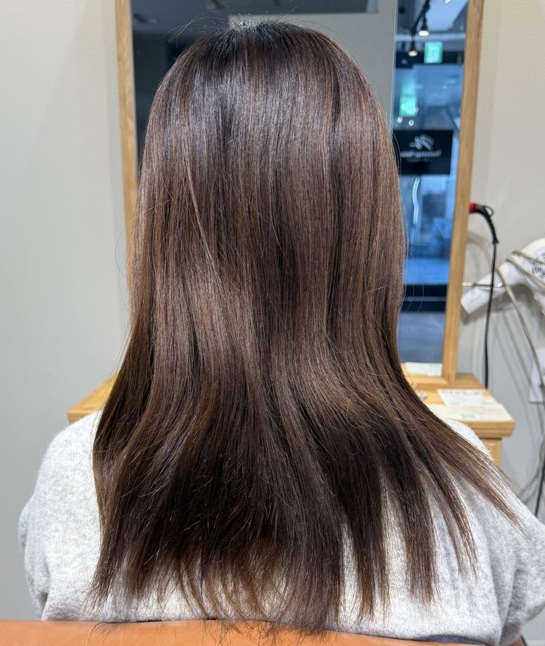 髪質改善施術前の根元から表面にかけてうねりが出ている髪の状態