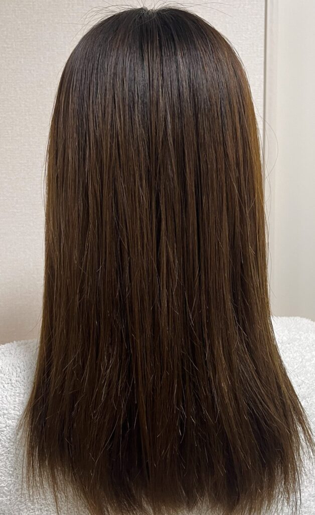 ンダメージサロン熊本で髪質改善を受けてから1週間後の後ろ姿。ツヤは落ち着いたが、サラサラ感とまとまりが続いている状態