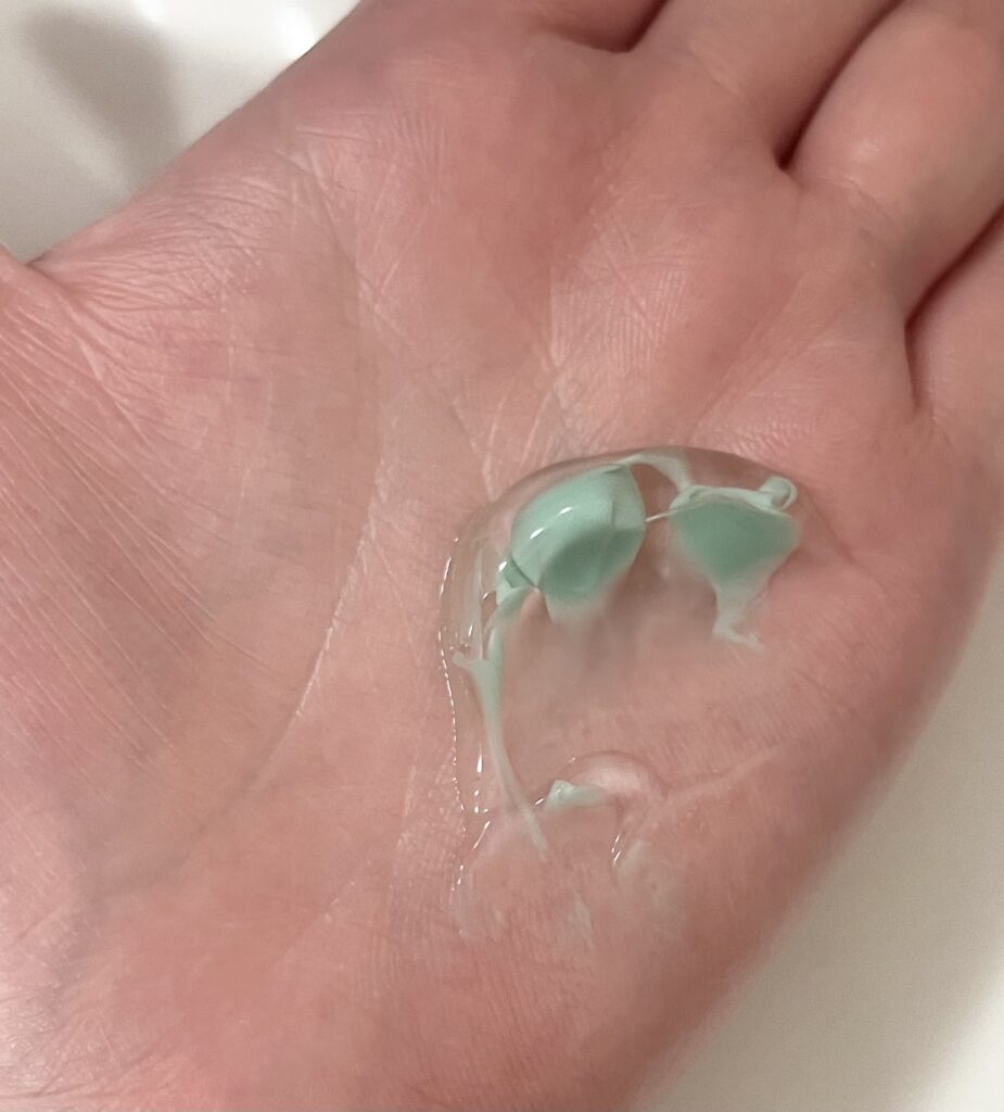 VT PDRN＋カプセル100 混ぜる前のジェルとカプセル２粒