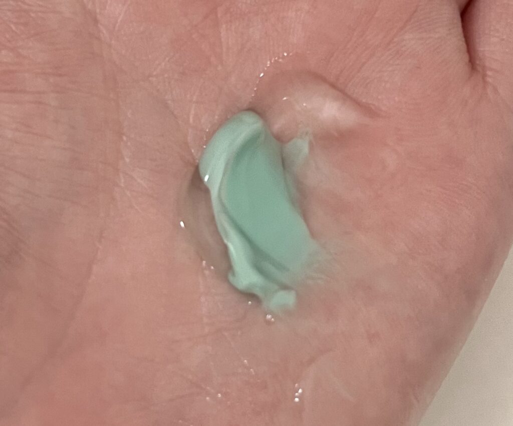 VT PDRN＋カプセル100 混ぜる前のジェルとカプセル１粒